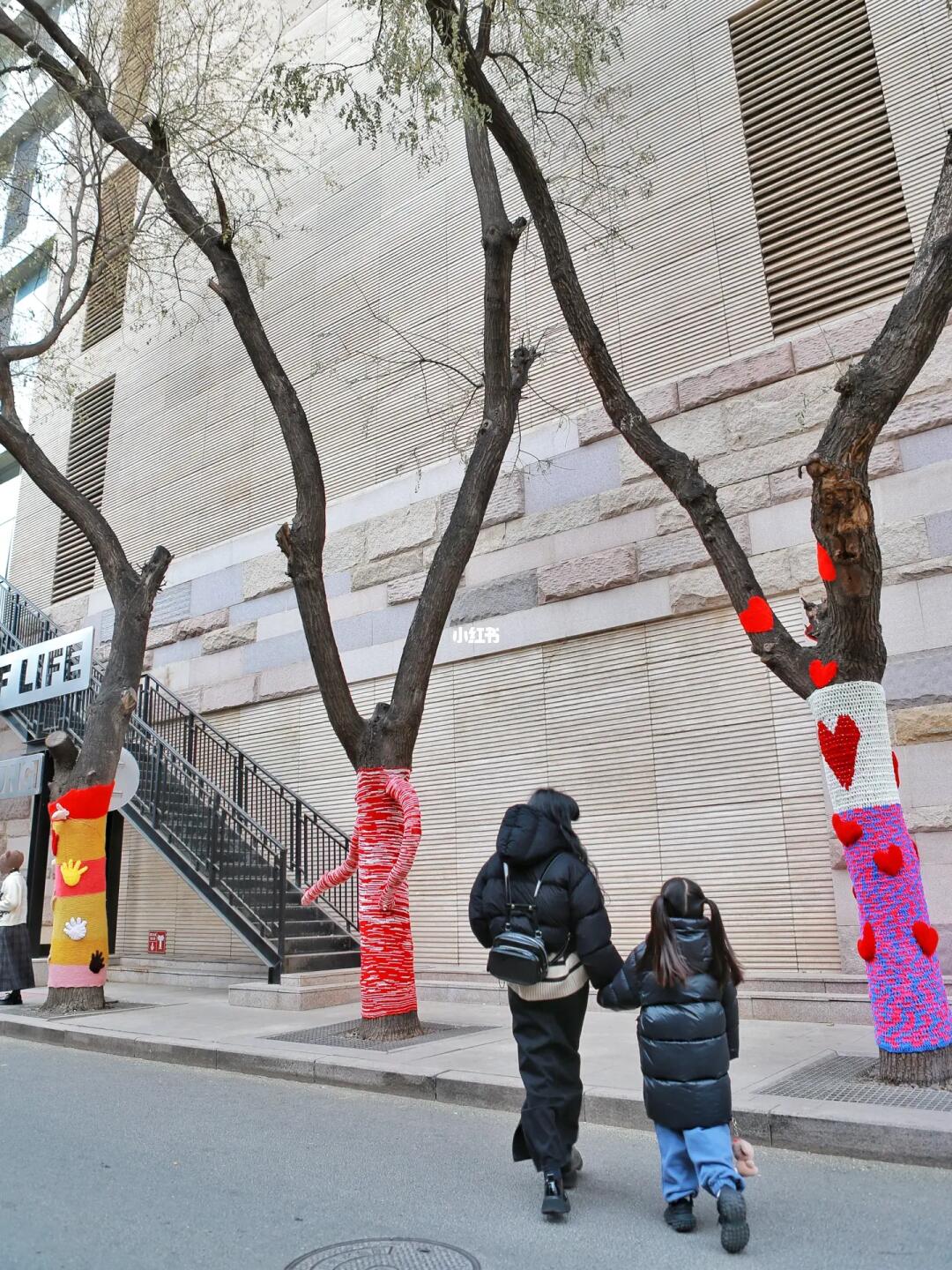 北京文旅急眼了｜红星胡同树都穿上花毛衣+zara芭比粉
北京东城也开始整活了，大...