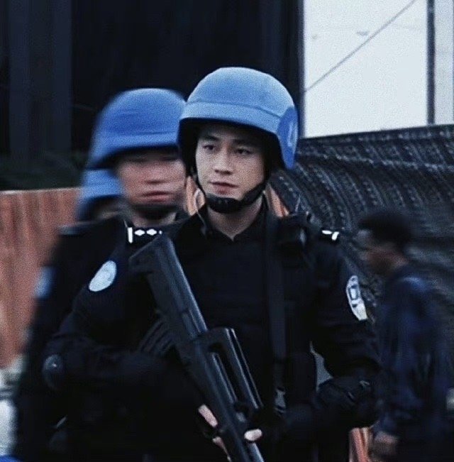 #欧豪一边拍戏一边收集制服#在欧豪新作品当中，我们也明确的认知到了维和小队长这一