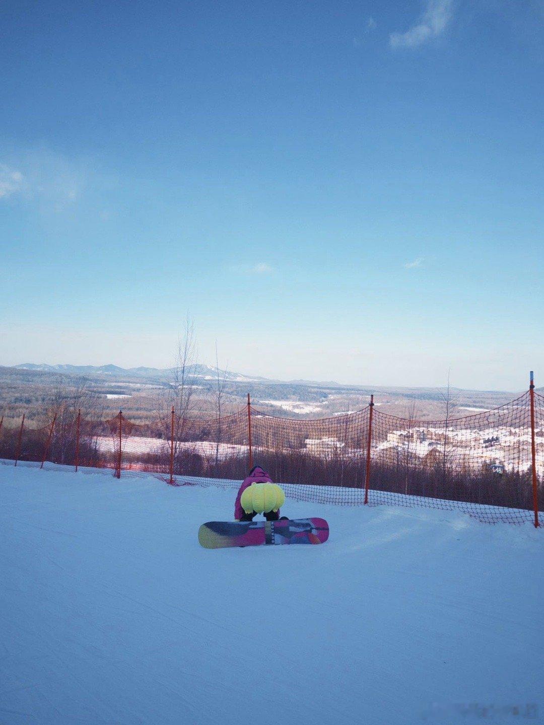 关晓彤滑雪碎片 关晓彤滑雪碎片掉落！刚打完网球就来雪场撒欢，带上屁垫大胆尝试，哪
