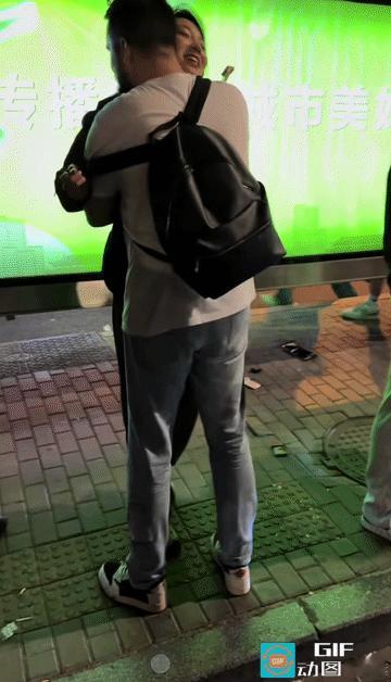 老外堆里前拥后抱，这下终于看清了
 
说起张婉婷，很多人对她的印象还停留在《再见