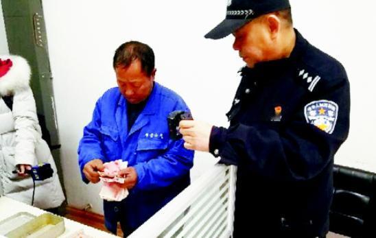 2018年，回收废品的李师傅用五元人民币，收购了一只陈旧煤炉，在清理煤炉的过程中