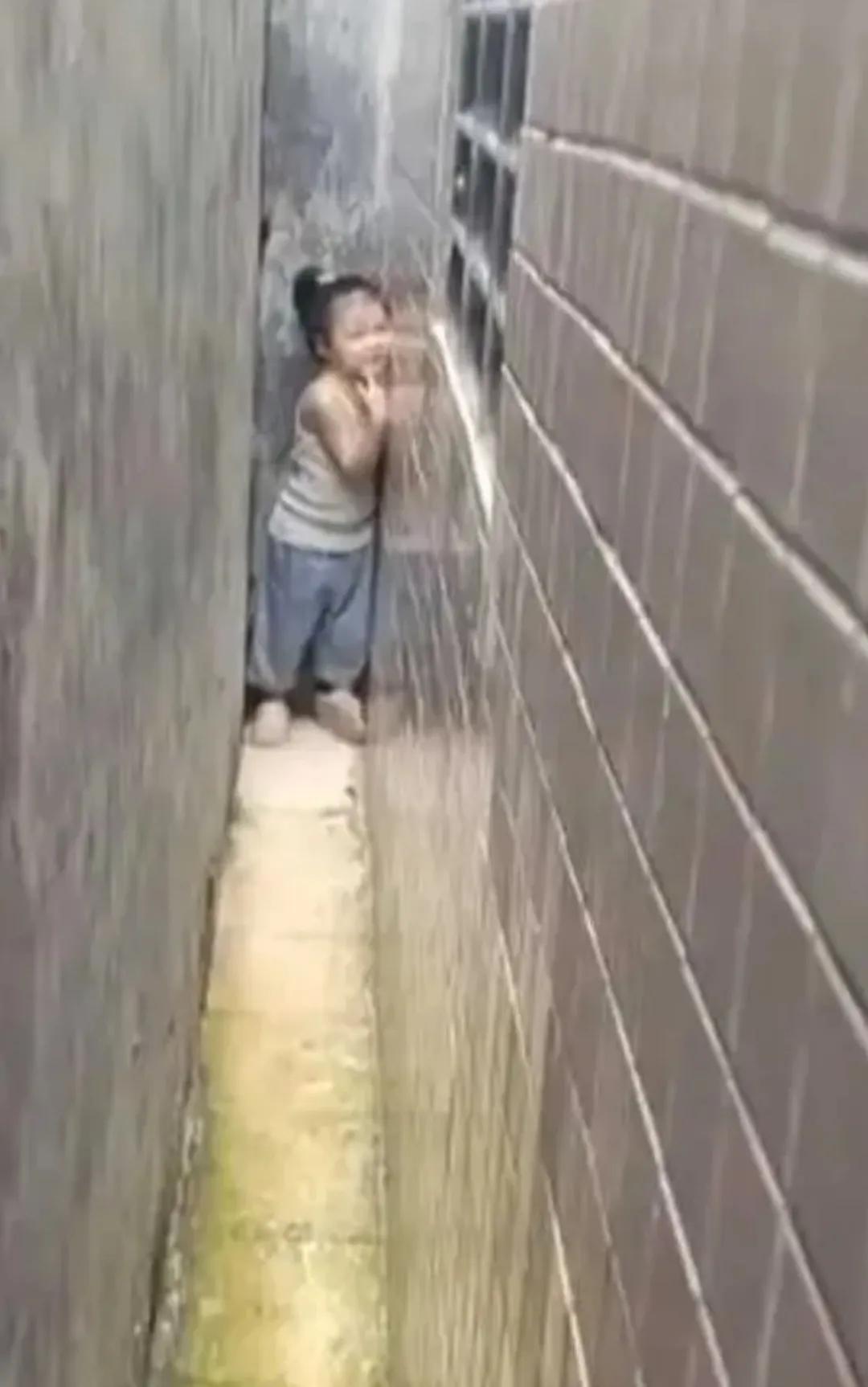 闺蜜：怎么进去抓她出来？