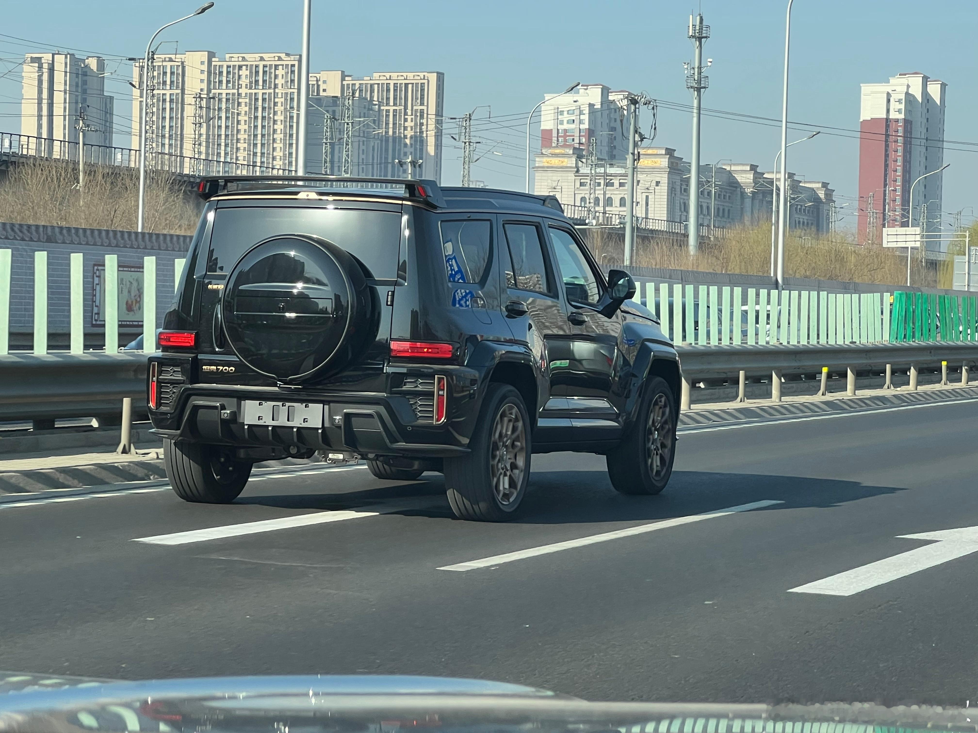 这身套件，应该就是70万的坦克700限定版吧？这么快就有人开上路了啊...块头可