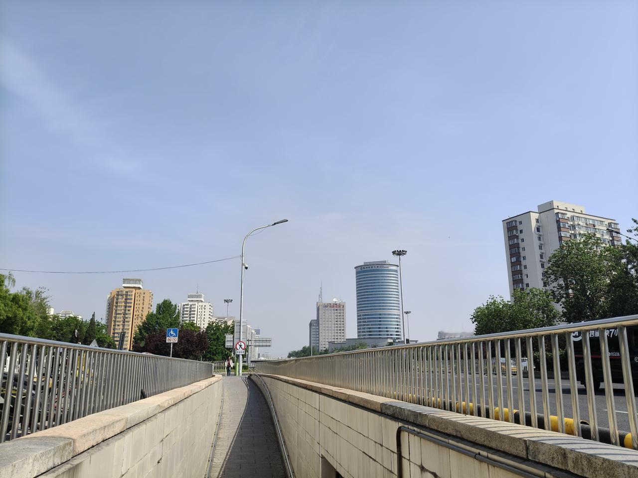 老师傅~您坐！刚才乘133路公交车，被感动一下！
   我们几个人，中午相约去六