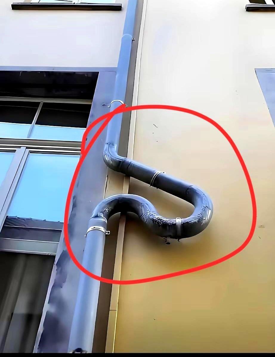 下班路过城北那片老小区时我被一根水管呆住了——它贴墙上爬两米突然拐出一个九十度再