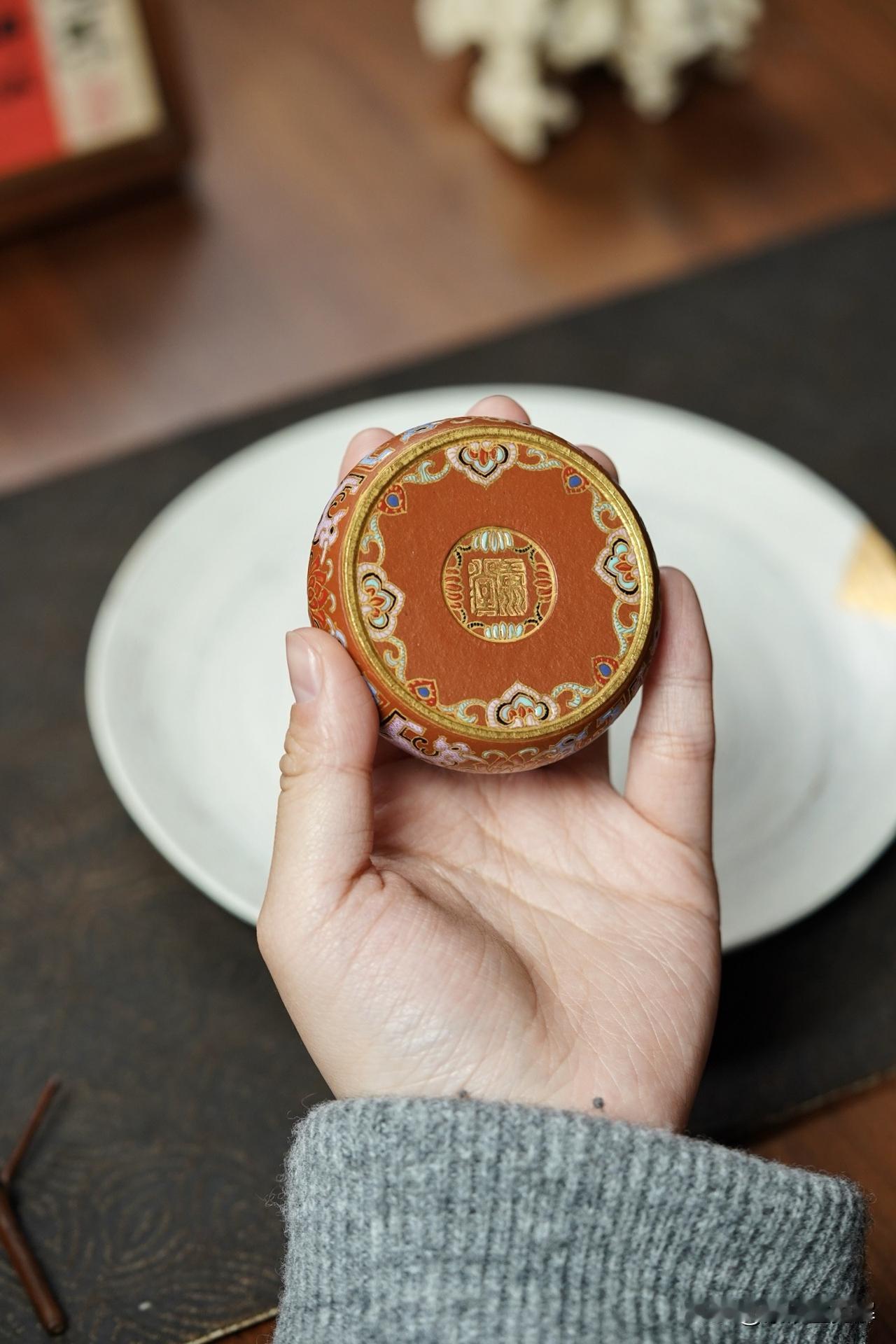 正确方式
一、新的紫砂壶买家来了，还没有用过，会有很大的“火气”和“土气”，就需