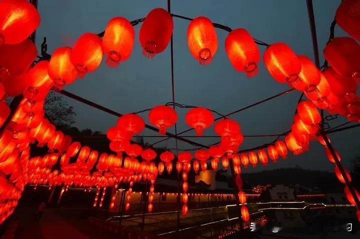 身边一对朋友，上个月刚领证，这个月就在为“谁洗碗”冷战。想想挺有意思：年轻时总担