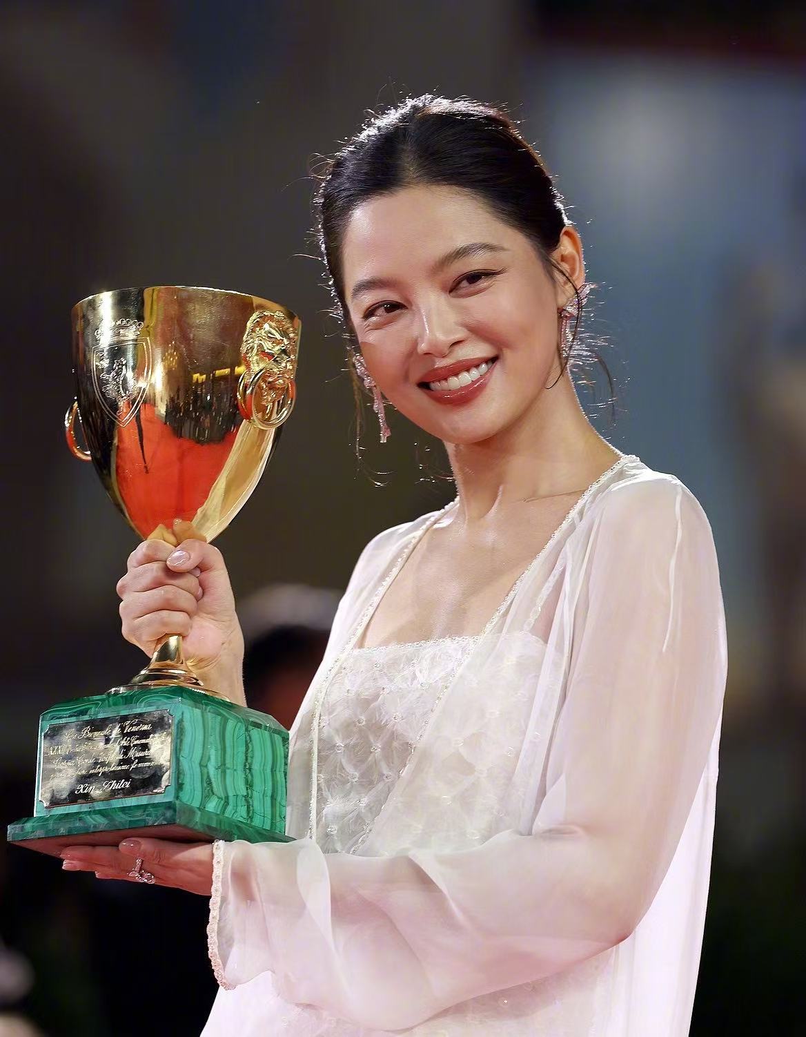 辛芷蕾拿下威尼斯影后之后的首部主演电影，将在传记片《日落大道》中饰演好莱坞首位华