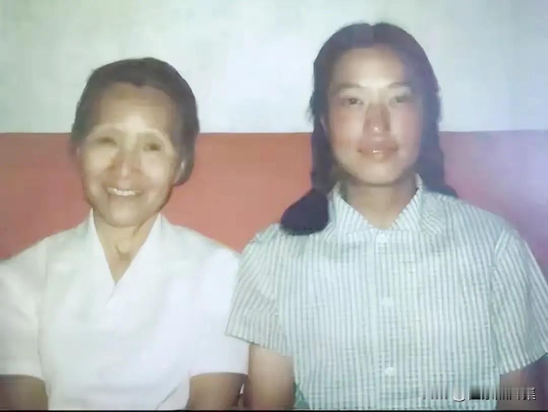 1975年，中关村13号楼家中，“两弹一星”元勋郭永怀的夫人李佩（左）与女儿郭芹