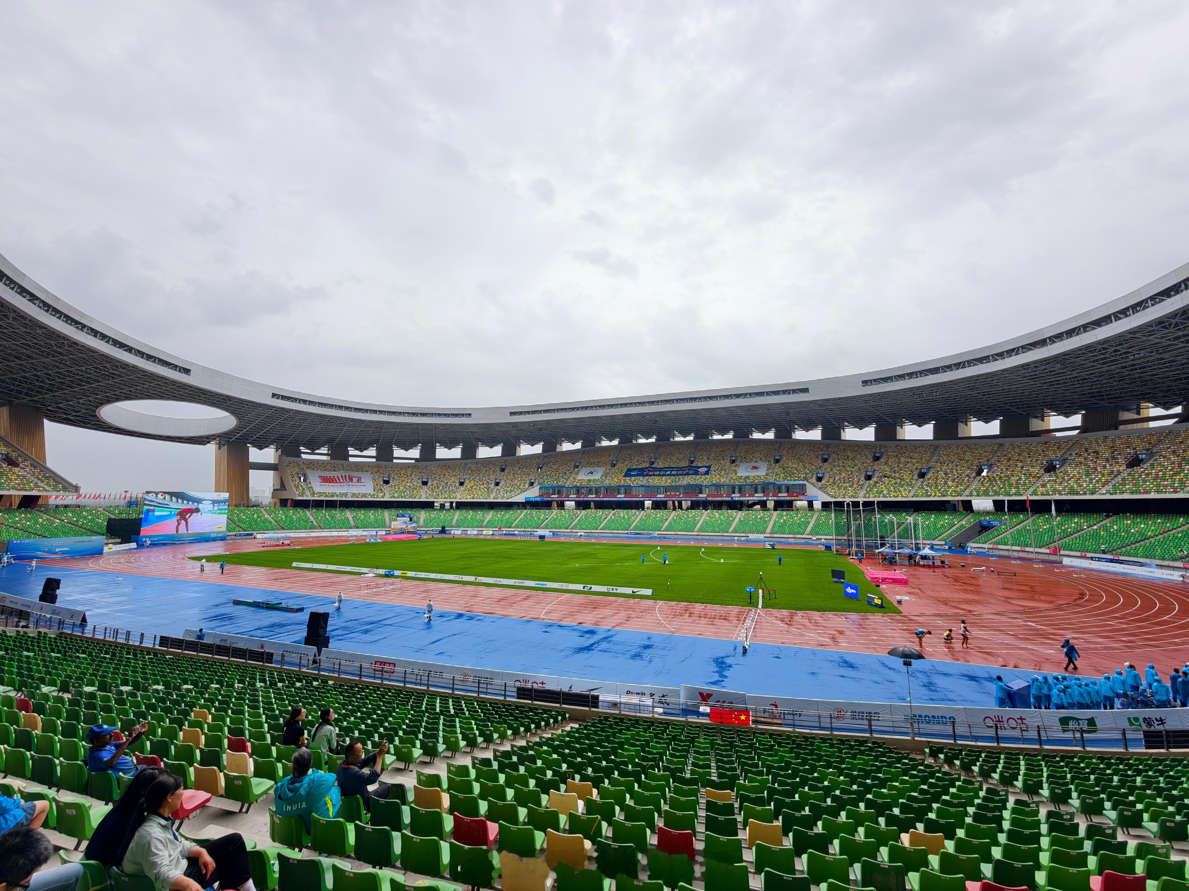 小雨低温，有点冷。鄂尔多斯平常不下雨田径田径说一哈哈布尔的随行拍 鄂尔多斯·鄂尔