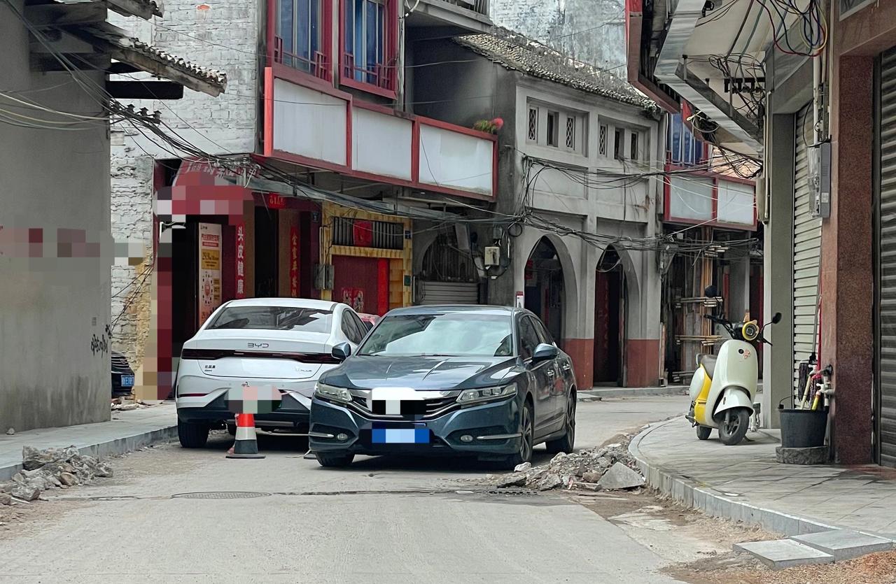 【玉林某地老街变成了汽车的停车场】

5月17日，据网友爆料称：玉林市某地的一老