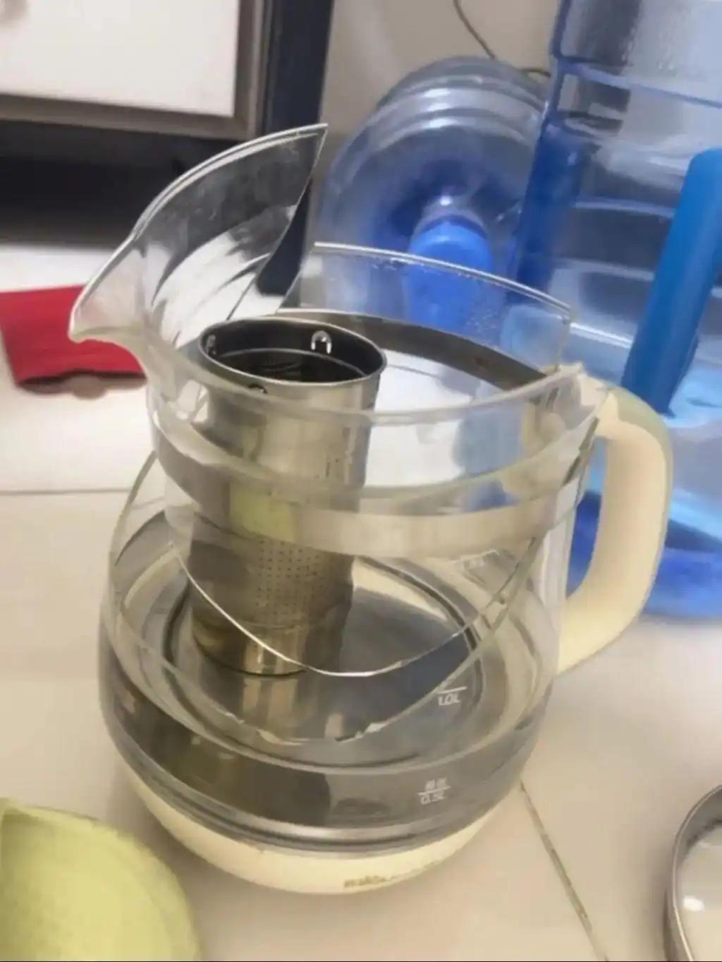 小熊电器近期因养生壶爆炸事件引发广泛关注，其回应及事件要点如下：
事件概述
9月