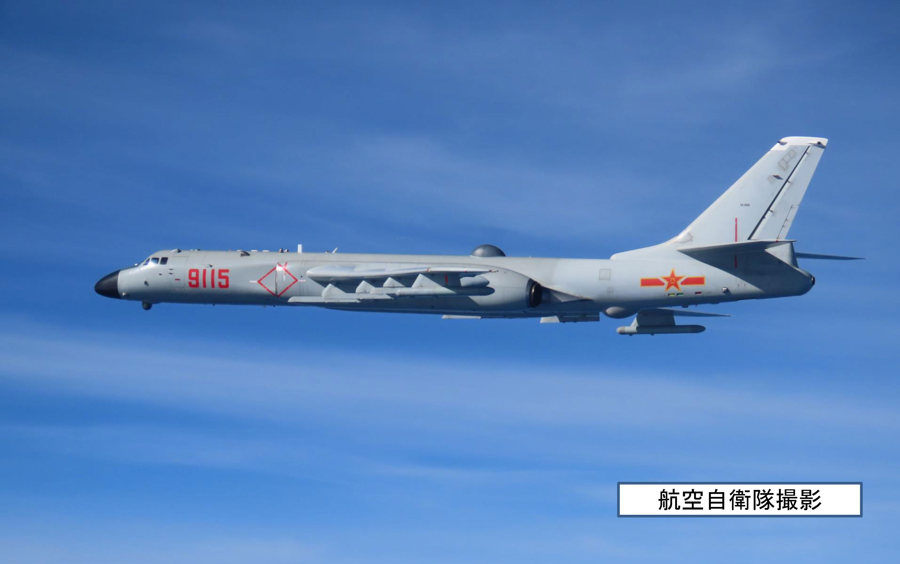 御用摄影师的近期新作：人民空军8挂架版轰-6K。有爱好者认为该型机应该是轰-6J