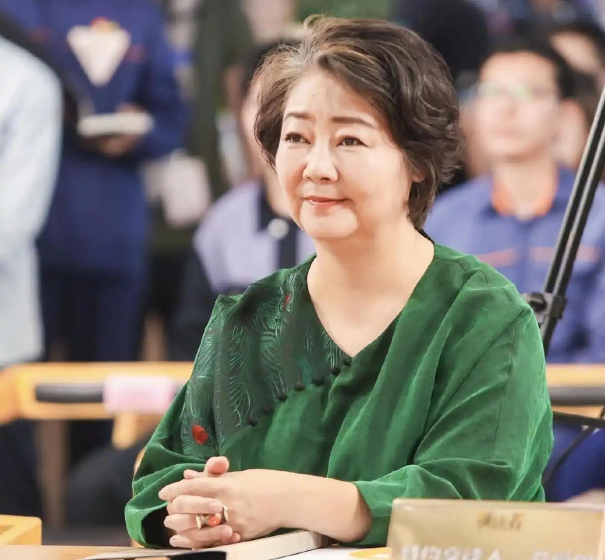 演员萨日娜说：“那时候我出门买菜，邻居阿姨一直不知道我是演员。直到《闯关东》火了