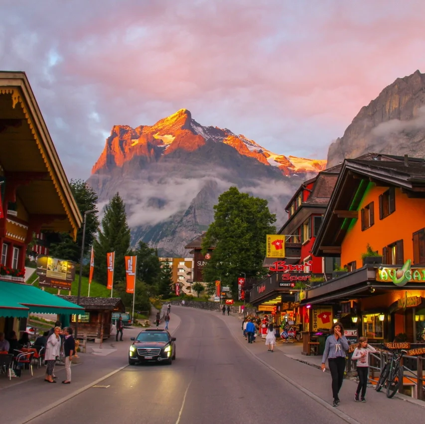 日照金山的景观在夏季的Grindelwald经常可见，一般来说，瑞士这边的天气非