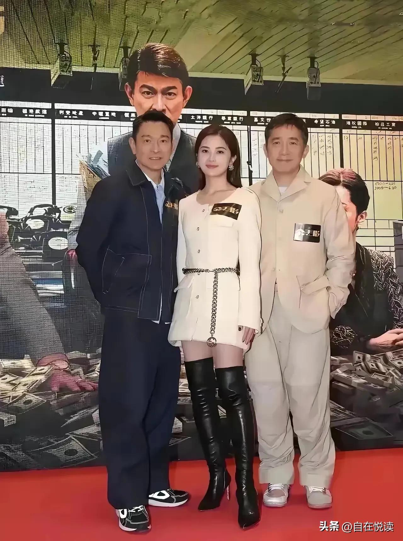 这女孩太不容易了
居然站在了C位

站C位也没啥
关键是站在了两大天王的中间
