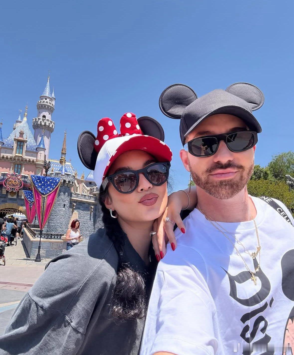 vanessa hudgens凡妮莎哈金斯晒新私照，带着娃和朋友游迪士尼乐园去了