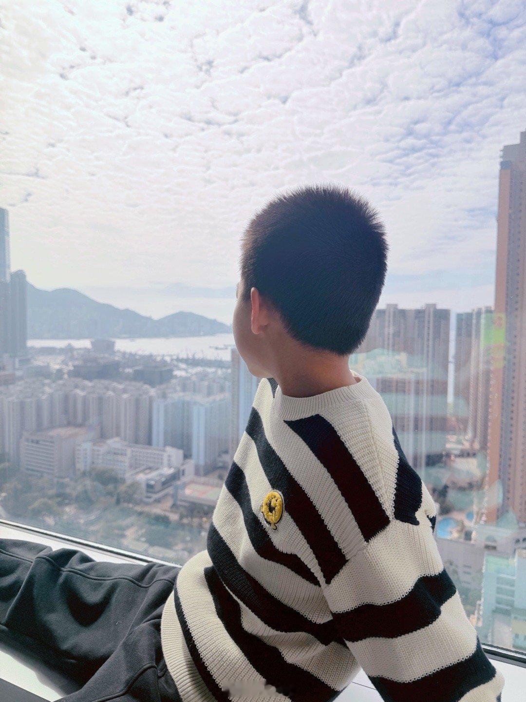 刚才老二突然问我：妈妈 爸爸肾亏么？我一愣：你干嘛突然问这个？老二：我看见一个广