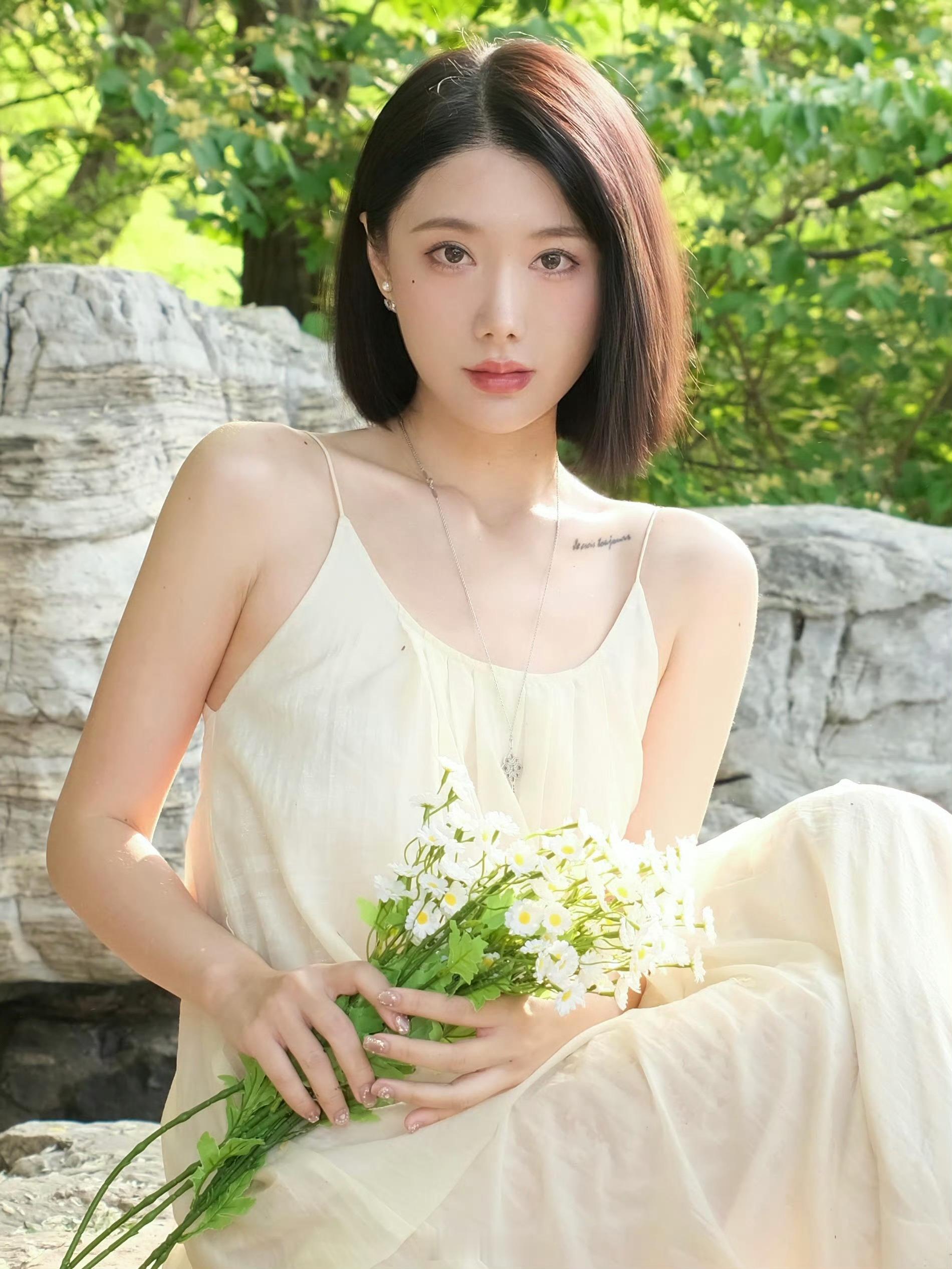 与大自然拥抱的女孩 ​​​