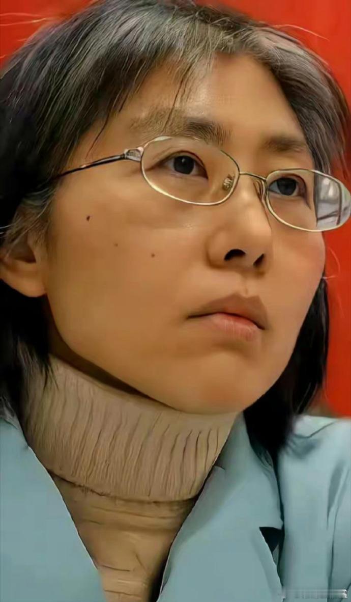 她是了不起的中国女人姬涛，长征五号背后的女人！她年纪不大，头发却斑白稀疏了，她就