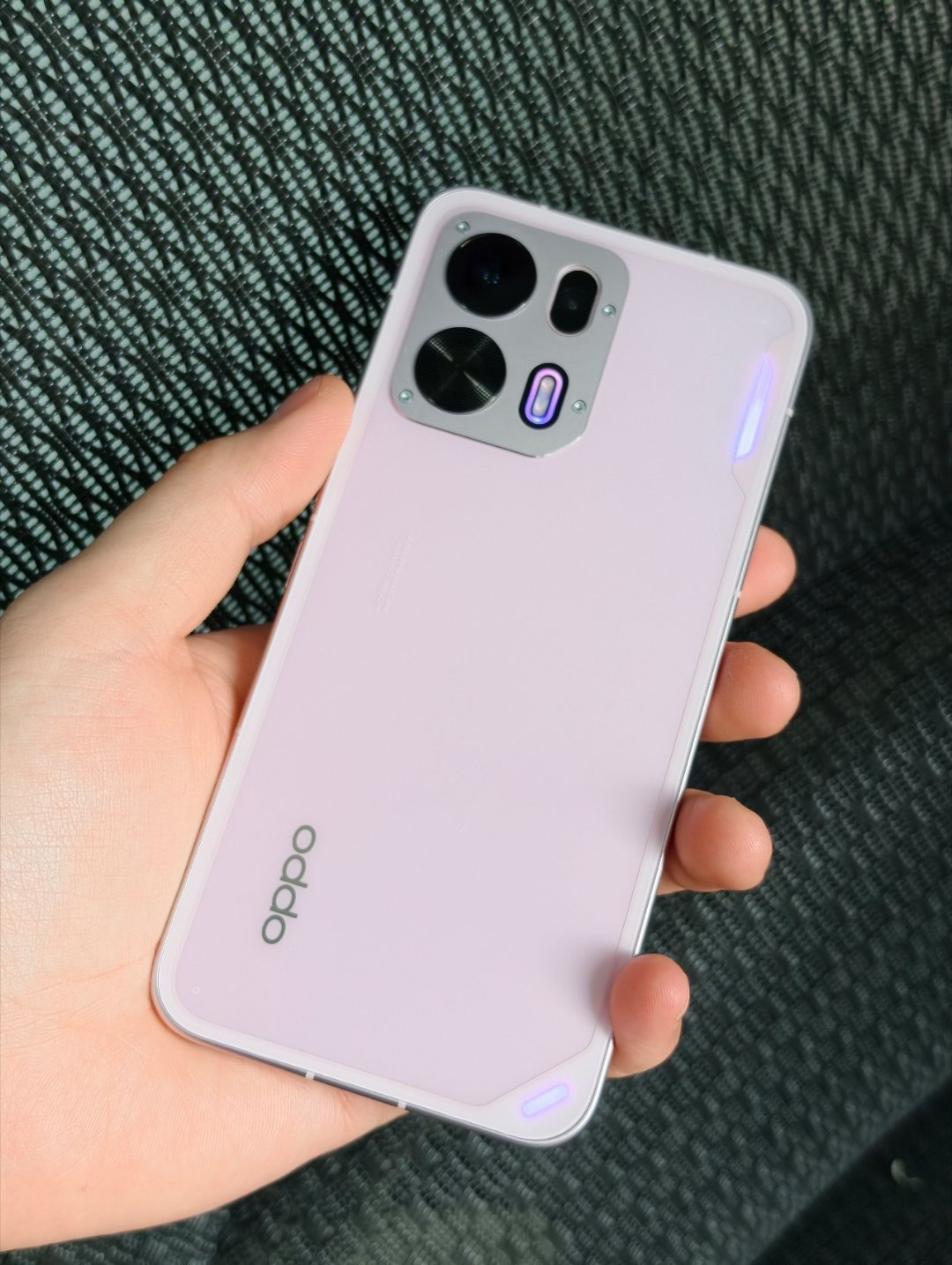 OPPO的K15 Pro作为主打颜值和性价比的机型，销量貌似还不错，定位和一加的