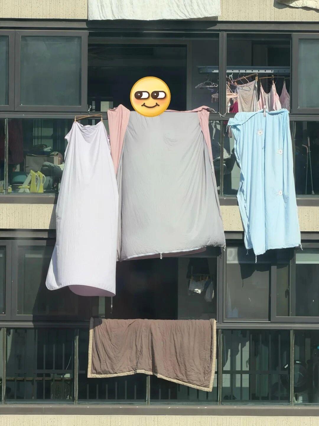 玻璃纤维隔音棉拿回家，弄碎了对着窗户外吹
我不是挑事啊！
只要出太阳，楼上就在窗
