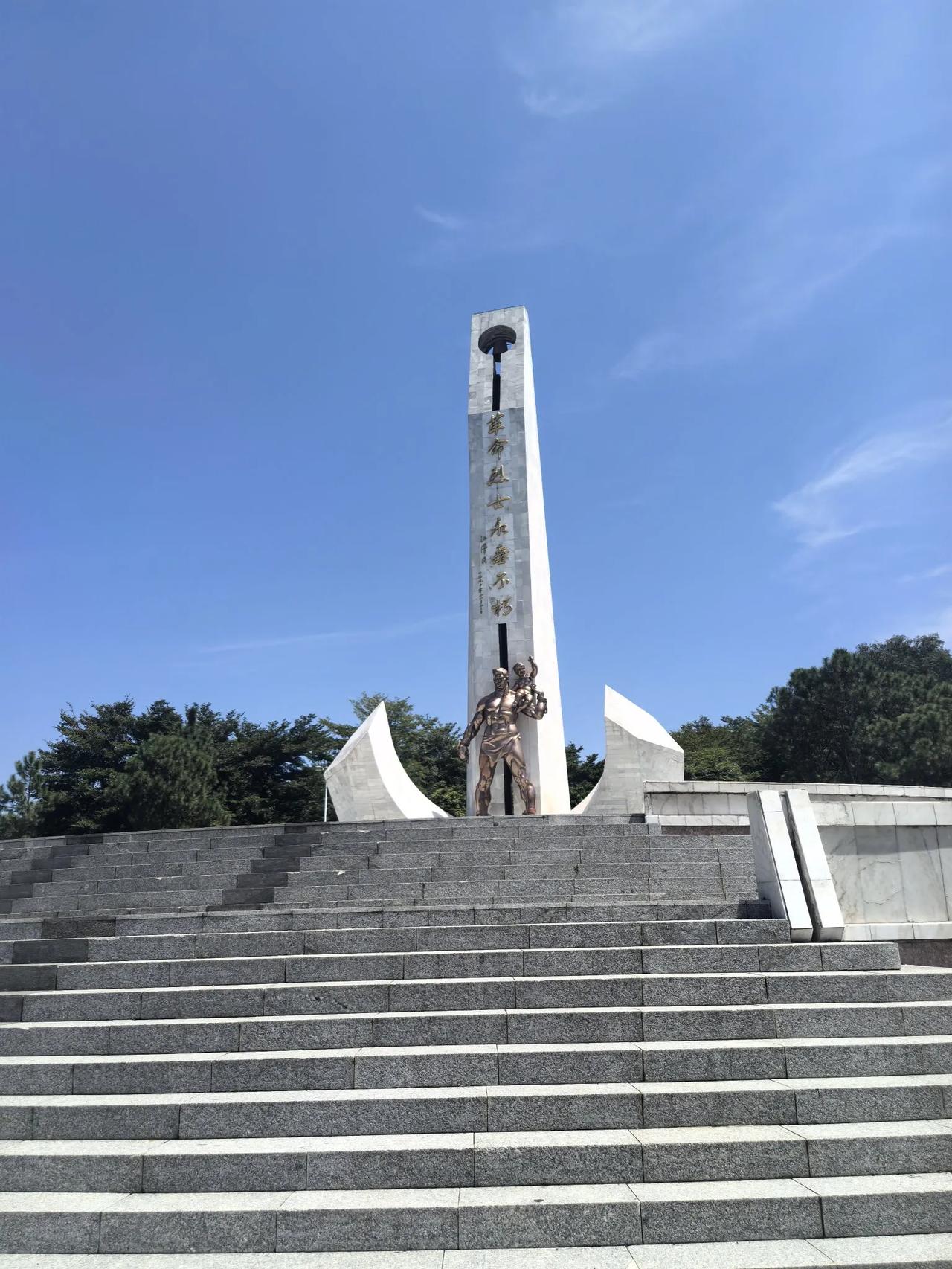 携女出游，偶见英碑，骄阳刺目，拢手覆额，默诵铭文，涕感先灵，恐再难返，觅店寻烟，