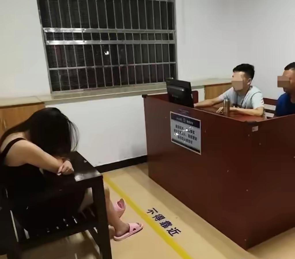 广西柳州，一男子晚上进入一养生馆后，随即与养生馆老板娘进入房间并拉上门帘，大约1