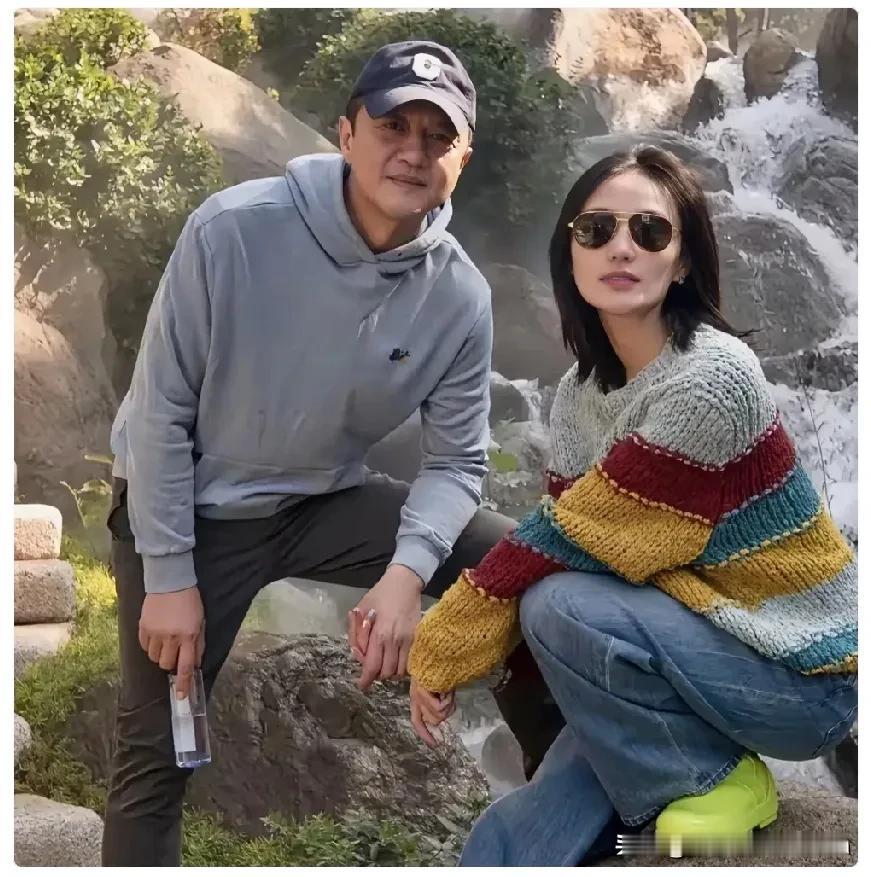 李亚鹏离婚
此时此刻最开心的人
绝对就是他的女儿李嫣了，因为她现在又是真正享受到