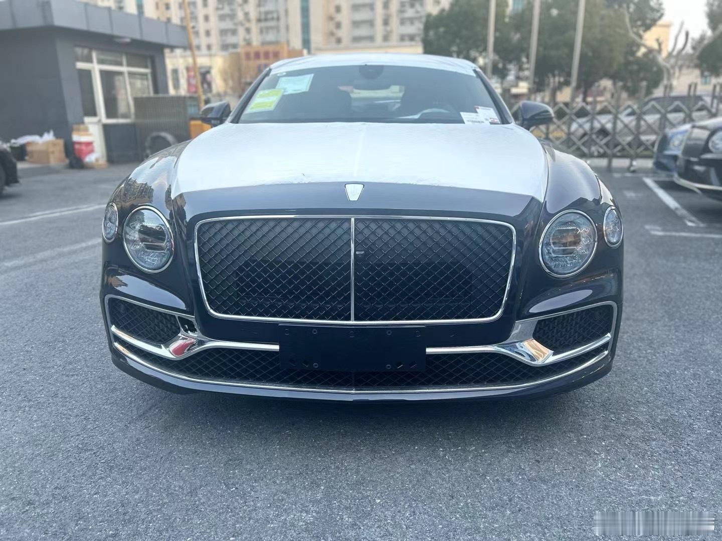 24款飞驰V8深蓝宝石现车原价格347万，现价32X ​​​