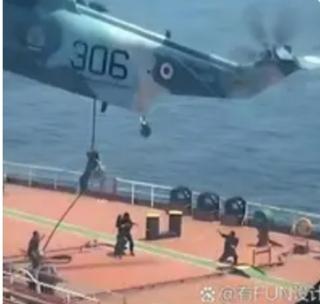 10天了还在追！油轮涂俄旗逼停美军，800米对峙背后是霸权与反抗的较量
 
10