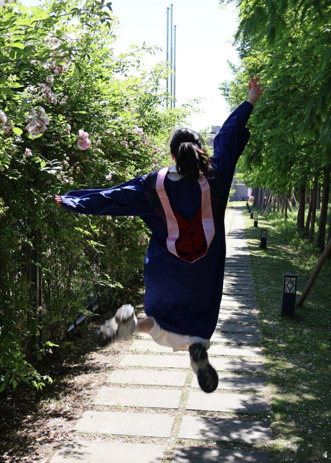 不再依赖学生证算长大吗  以前出门必掏学生证，门票车票都能省一笔，满心都是学生专