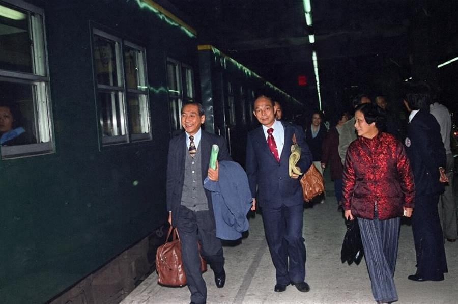 霍老爷子创办，霍震霆带队，朱玲玲同行，省港杯老照片