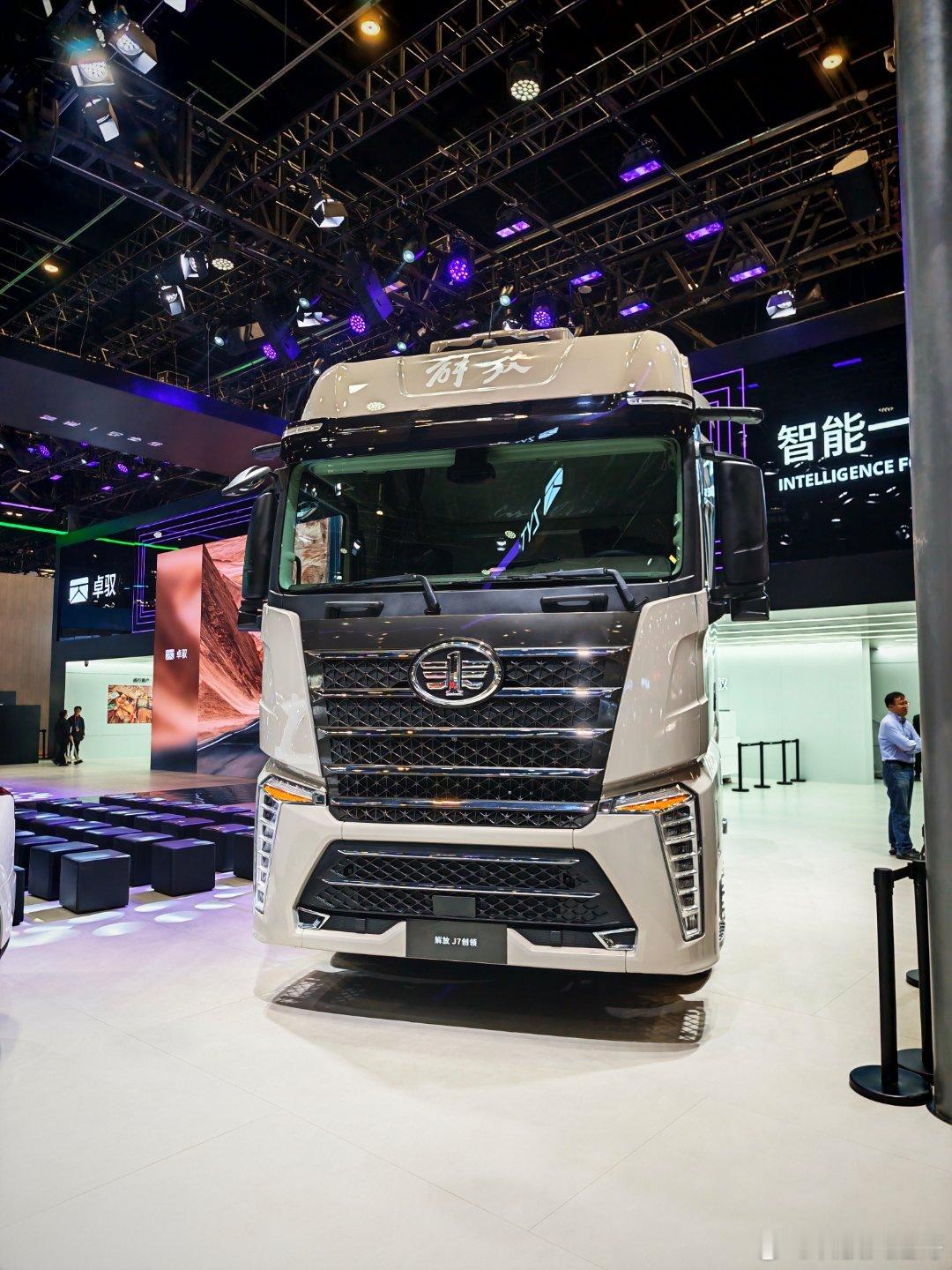 打卡卓驭展台，拍张极狐，这车续航达成率可以说逆天！ 