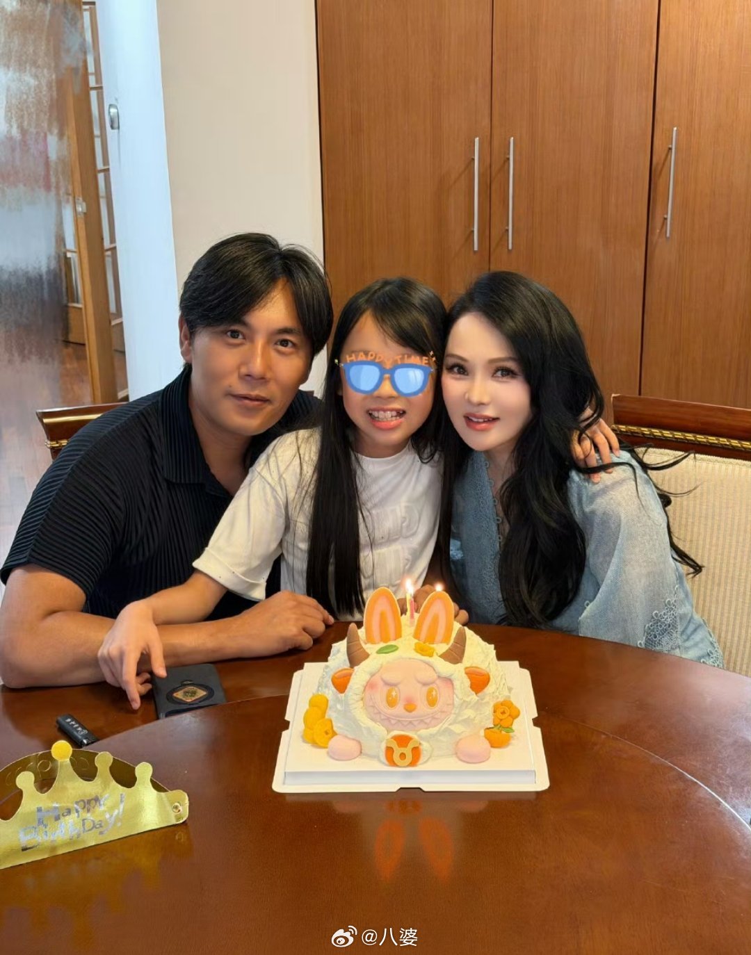秦昊伊能静一家三口合照原来最好的婚姻，是静水深流的陪伴。伊能静和秦昊走过13年，