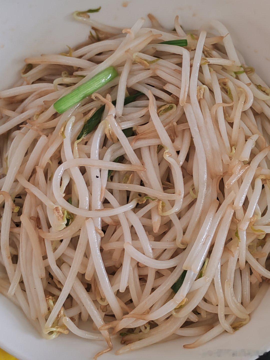 这天气，煮好饭都不想吃，两个娃回来也一直叫太热了，在那也没有想吃饭的想法。 