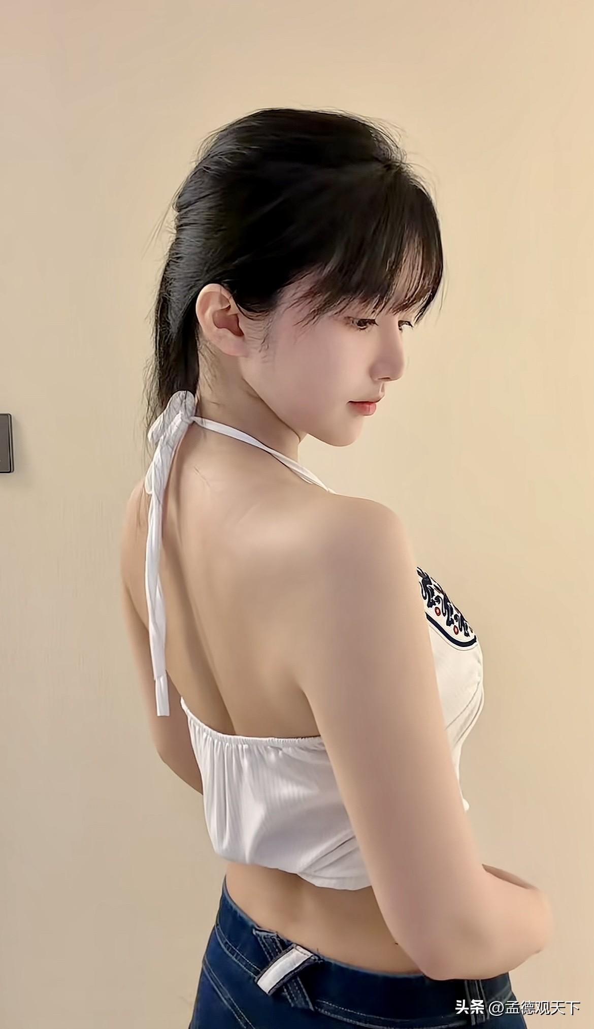 看到“这姑娘穿得真清凉，回头一笑”，瞬间就想起迪丽热巴那组美照。8月13日工作室