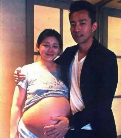 马筱梅怀孕后身材变化不大，大S怀孕的时候明显胖了不少，汪小菲把手放在肚子上，感受