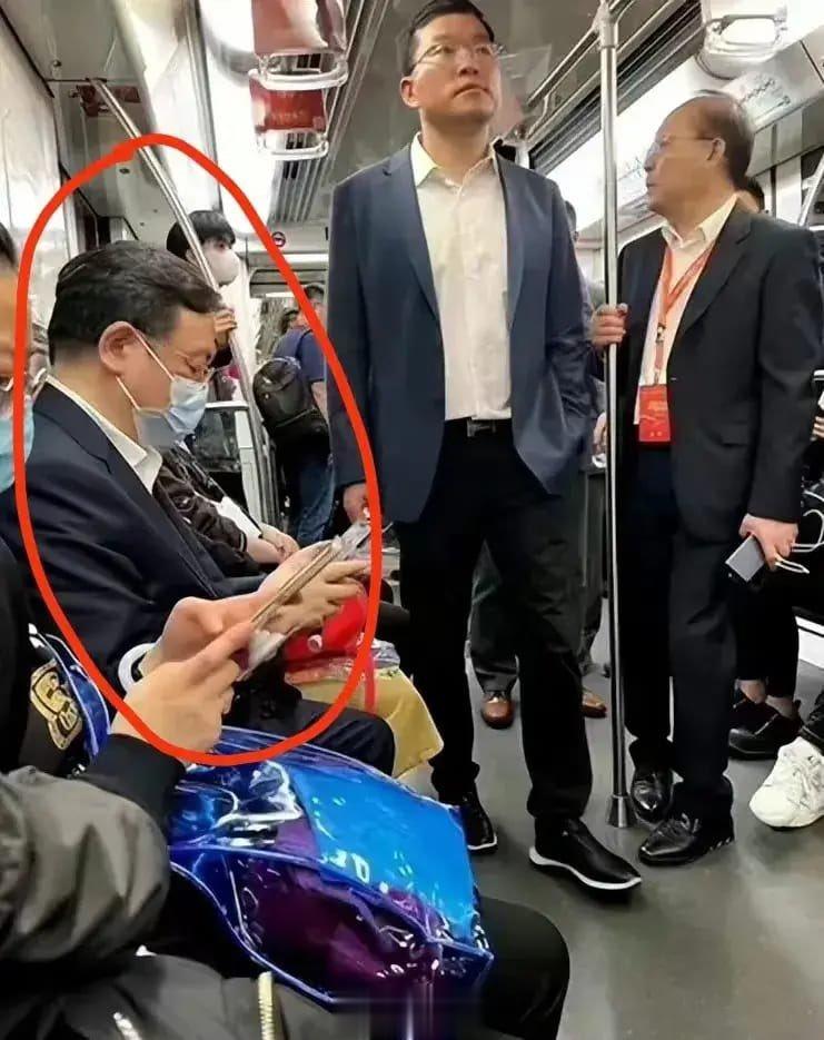 有人发给我这张照片，看半天才发现这位大佬 ​​​