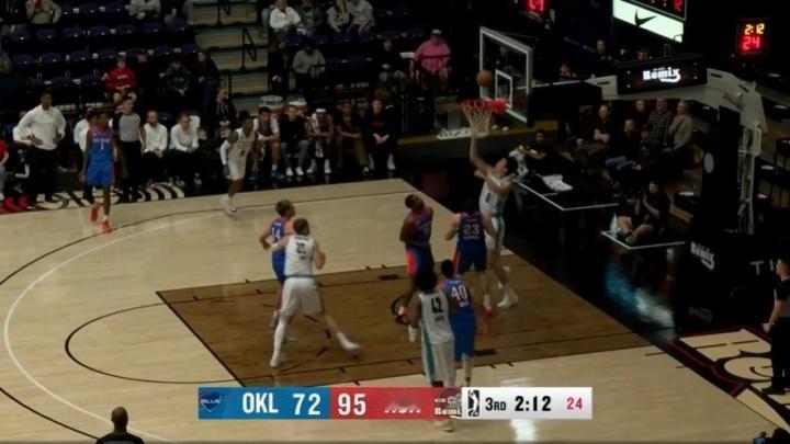 本场篮板球抢到爆，杨瀚森代表混音队第二次打蓝队，拿下14分17板2助2帽。
更多