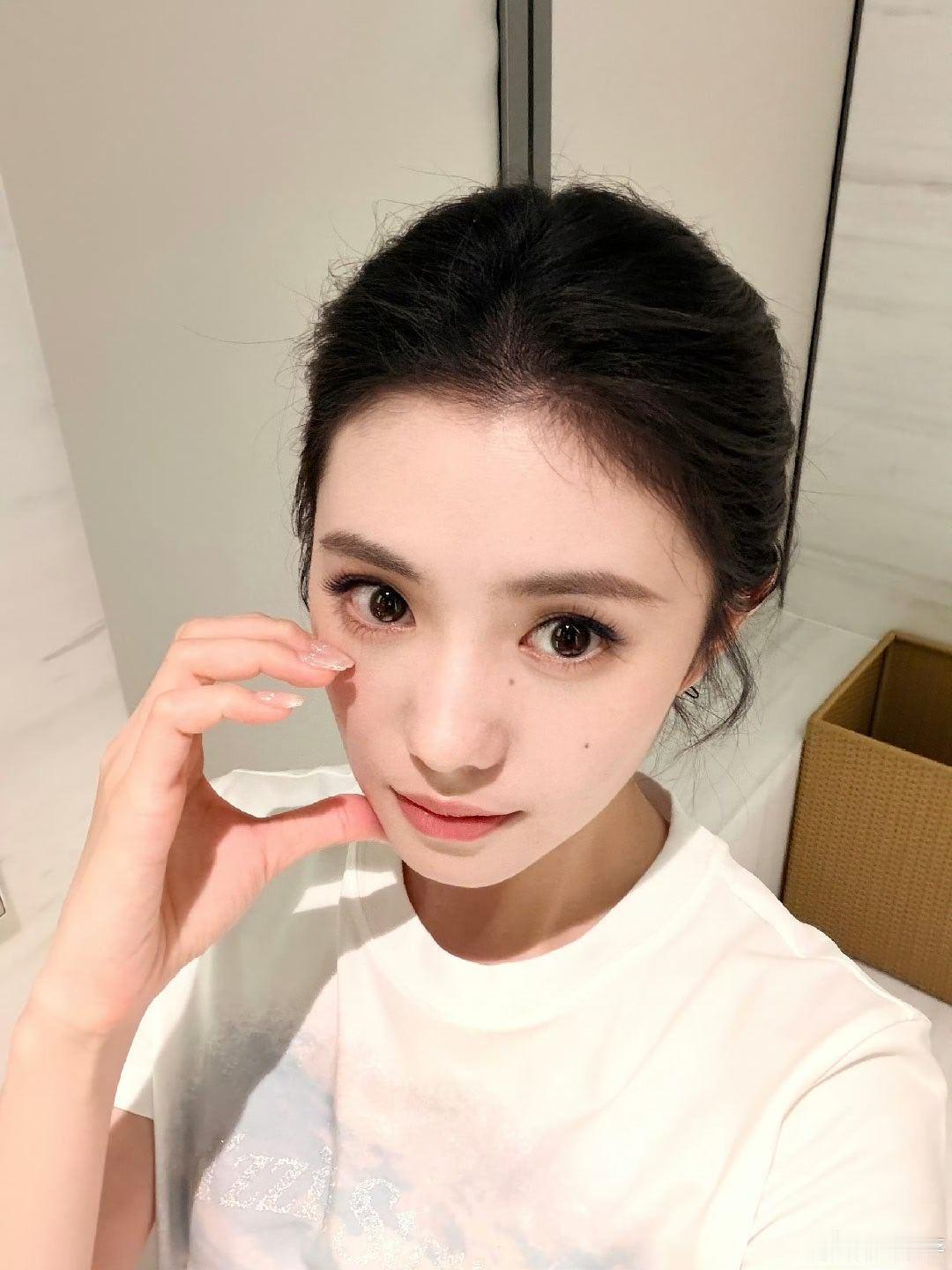 刘浩存[超话] 刘浩存又晒自拍啦～镜头下的笑容超治愈，自然又精致。刘浩存晒自拍自