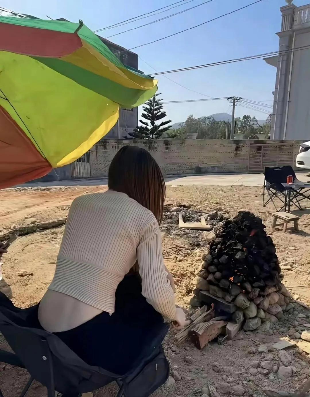 第一批返乡的人已经在烤窑鸡了。