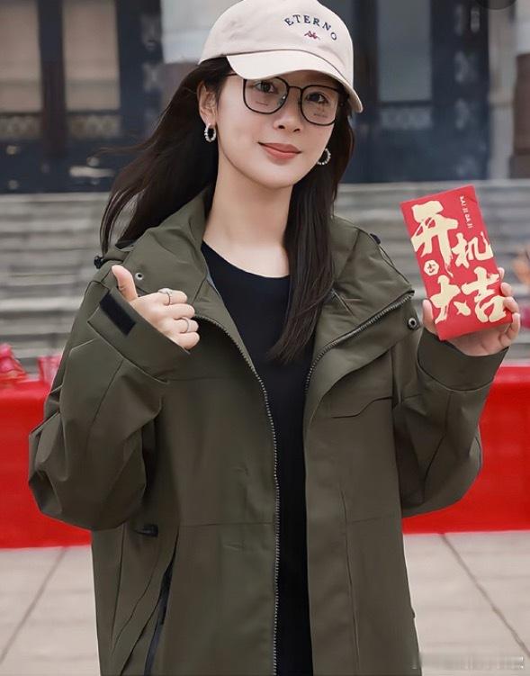 天杨紫目前已经连续550天在组拍了三部大剧，家业、生命树、玉兰花开杨紫长相思播的