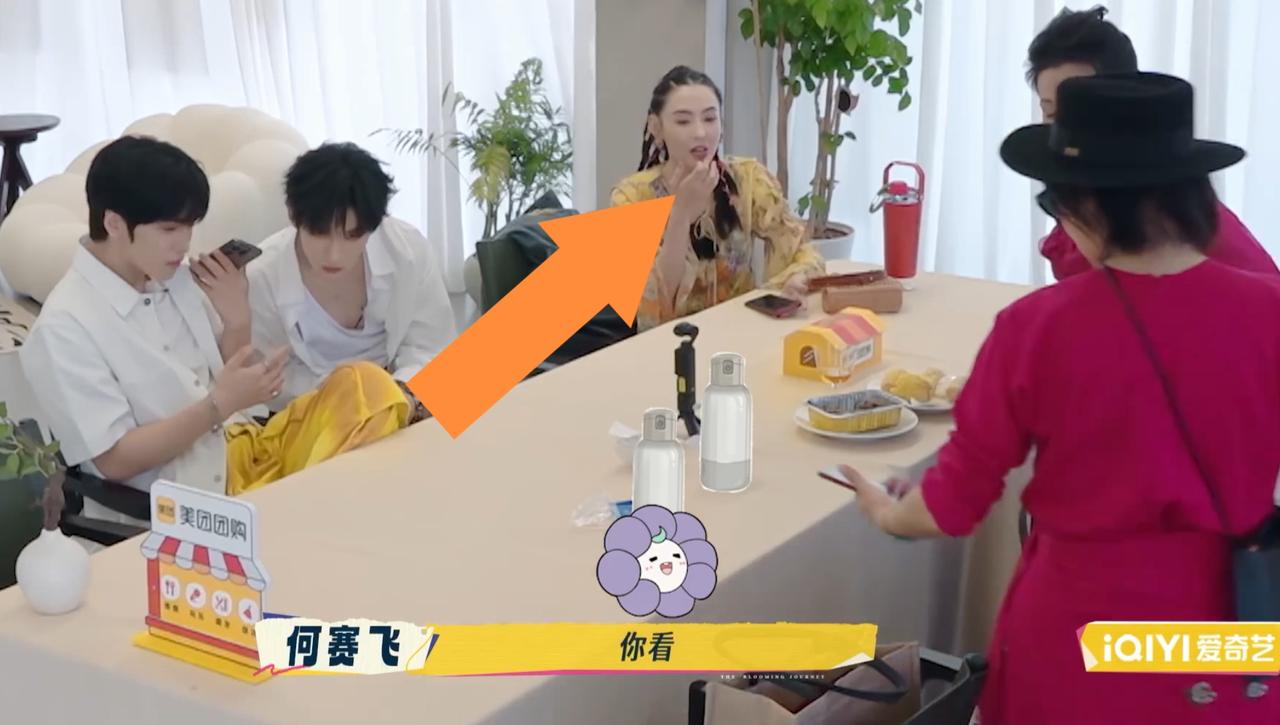 看到何赛飞，刘嘉玲这一幕，
太为难张柏芝了，
张柏芝只能
眼睁睁看着
一声不吭。