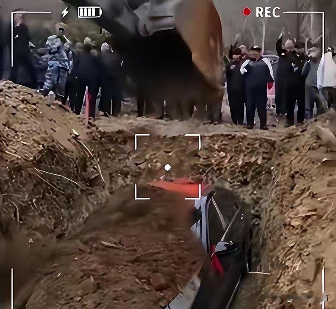 可以陪葬麻将手机金银玉器，为什么不能陪葬奔驰车？
辽宁辽阳市陪葬的奔驰车已经挖了