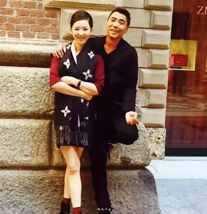 1989年，22岁的歌手屠洪刚在美国演出时，遇到了年仅19岁的中美混血美女黛西，