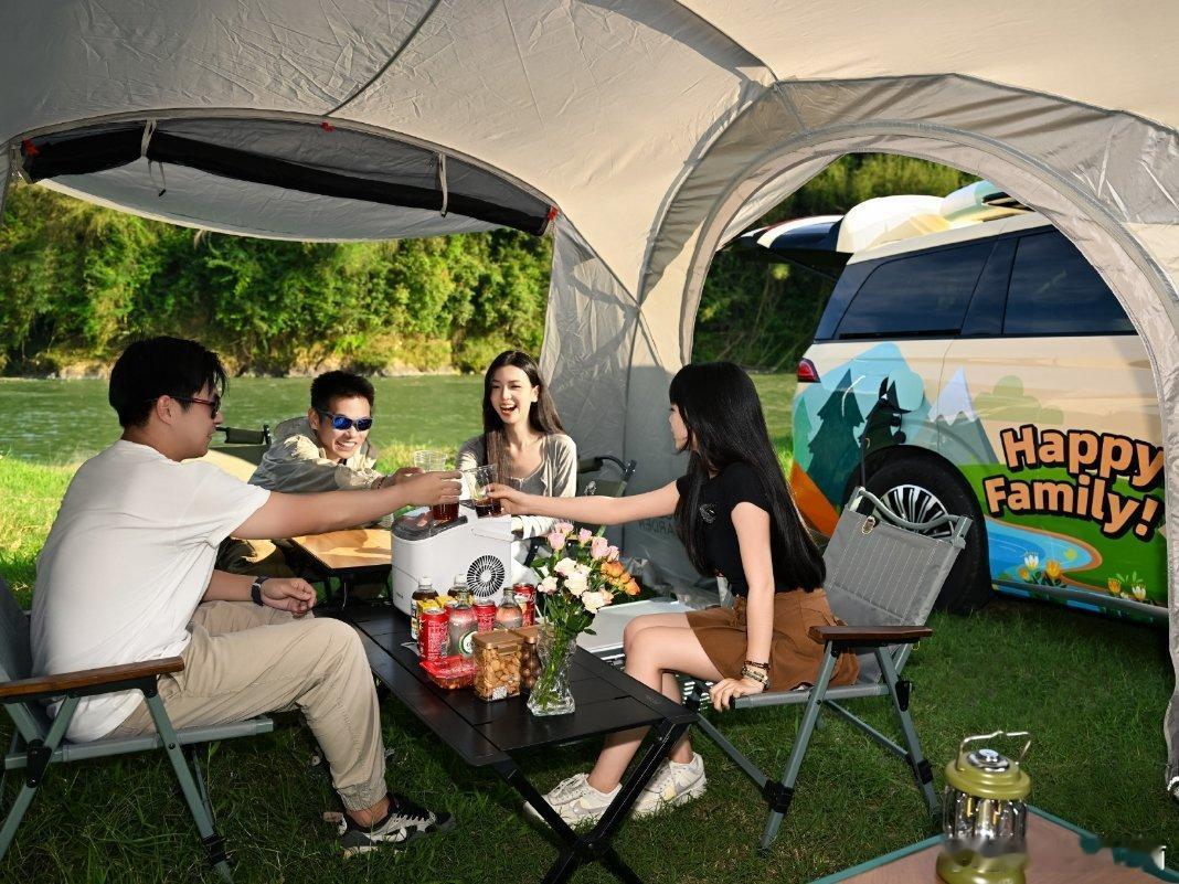 跟着2026款夏去露营，把家带上，一起去户外露营，感受闲适和浪漫……享受比亚迪带