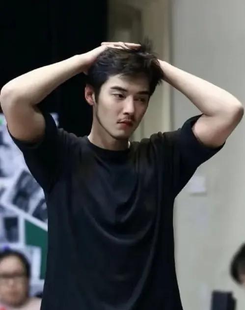 网友捡到男明星金世佳的身份证，在网上发帖称捡到知名男星金世佳的身份证，随后“金世