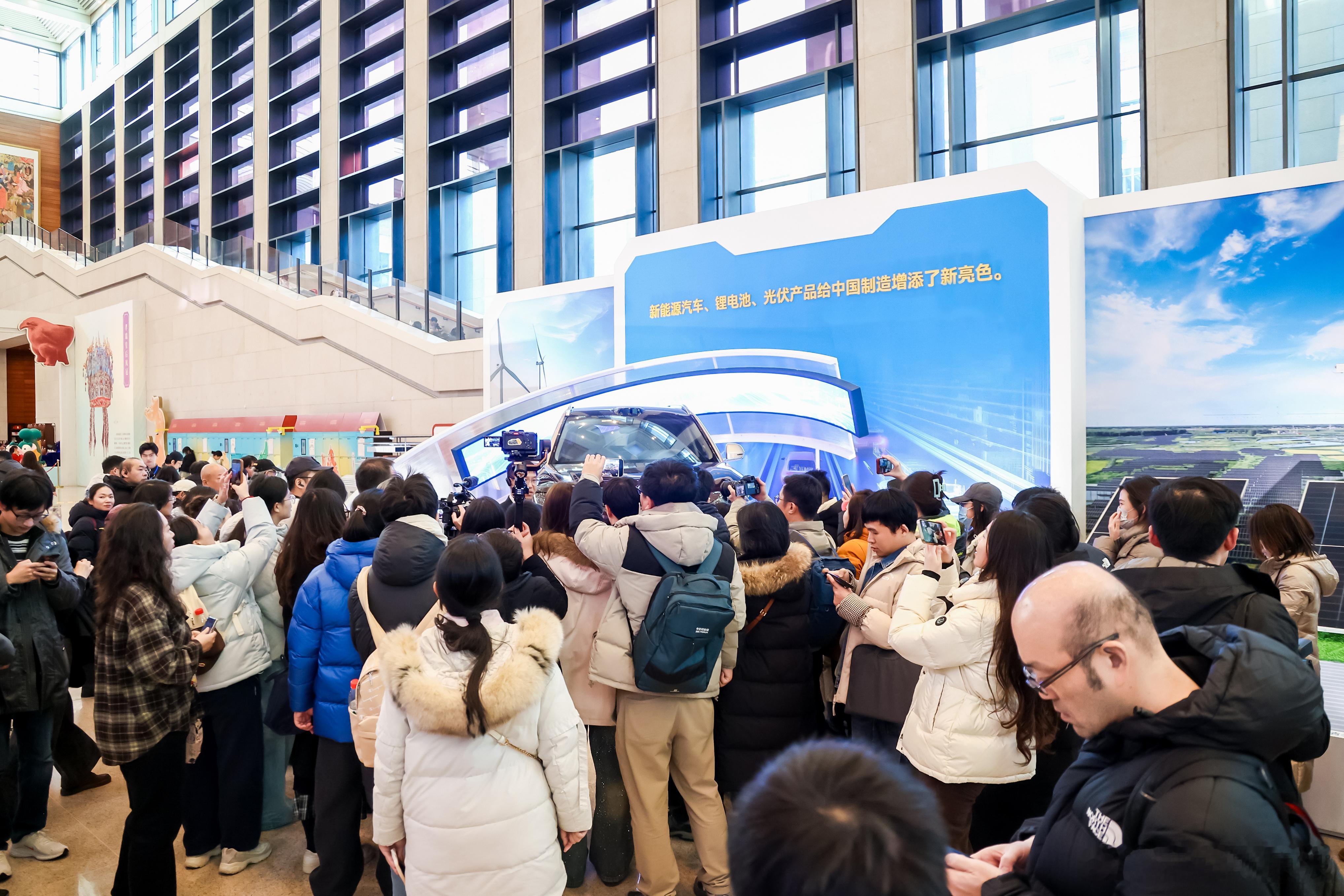 中国记协1月21日组织中外记者走进中国国家博物馆，参观中国制造“十四五”成就展。