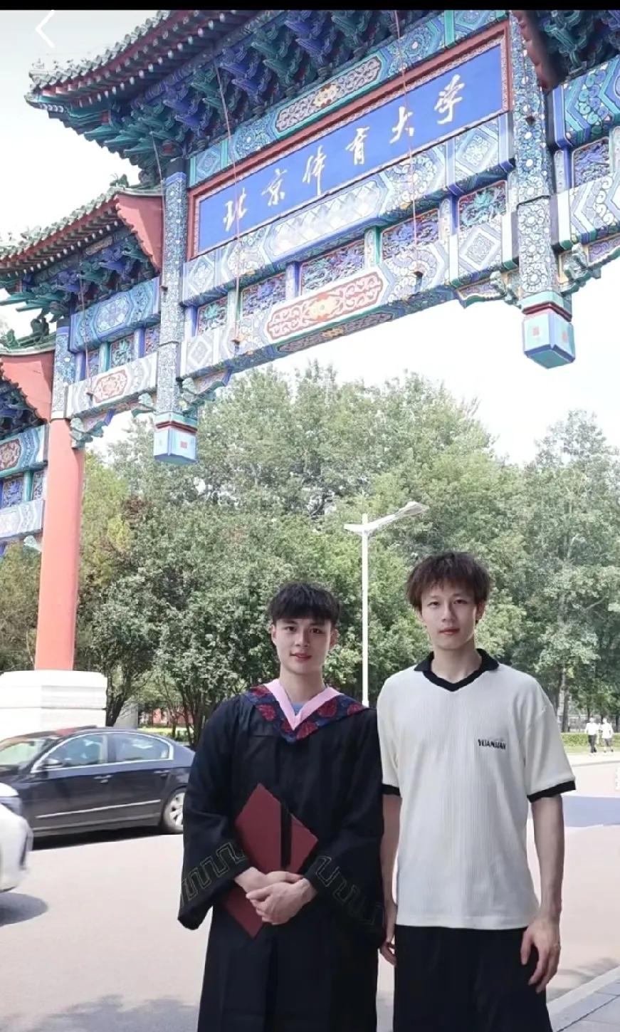 林高远昨天去参加了小黎弟弟的毕业典礼，北京体育大学噢，
这下林高远成了打卡点了。